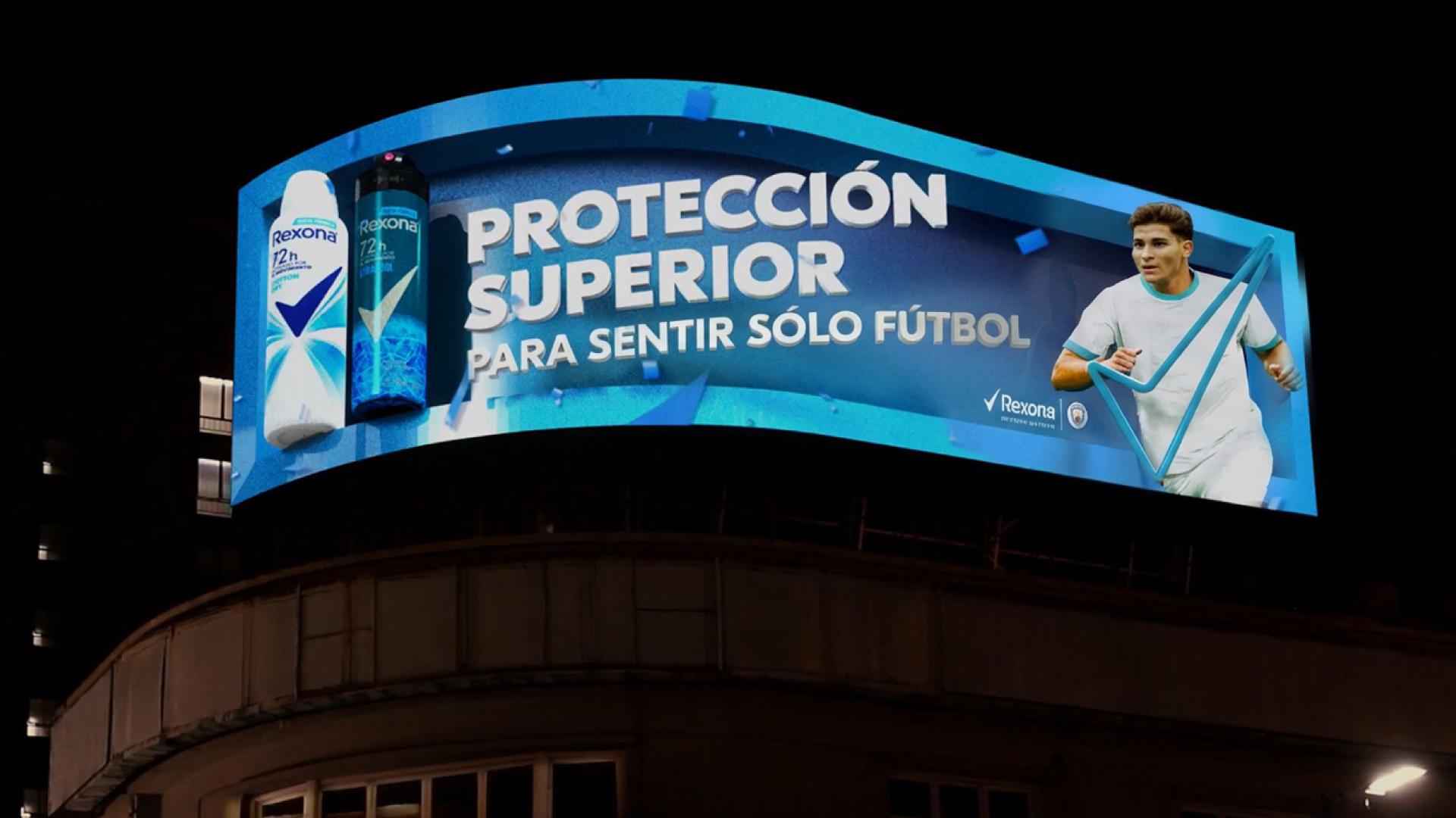 Pantalla curva nocturna con anuncio 3D de Rexona