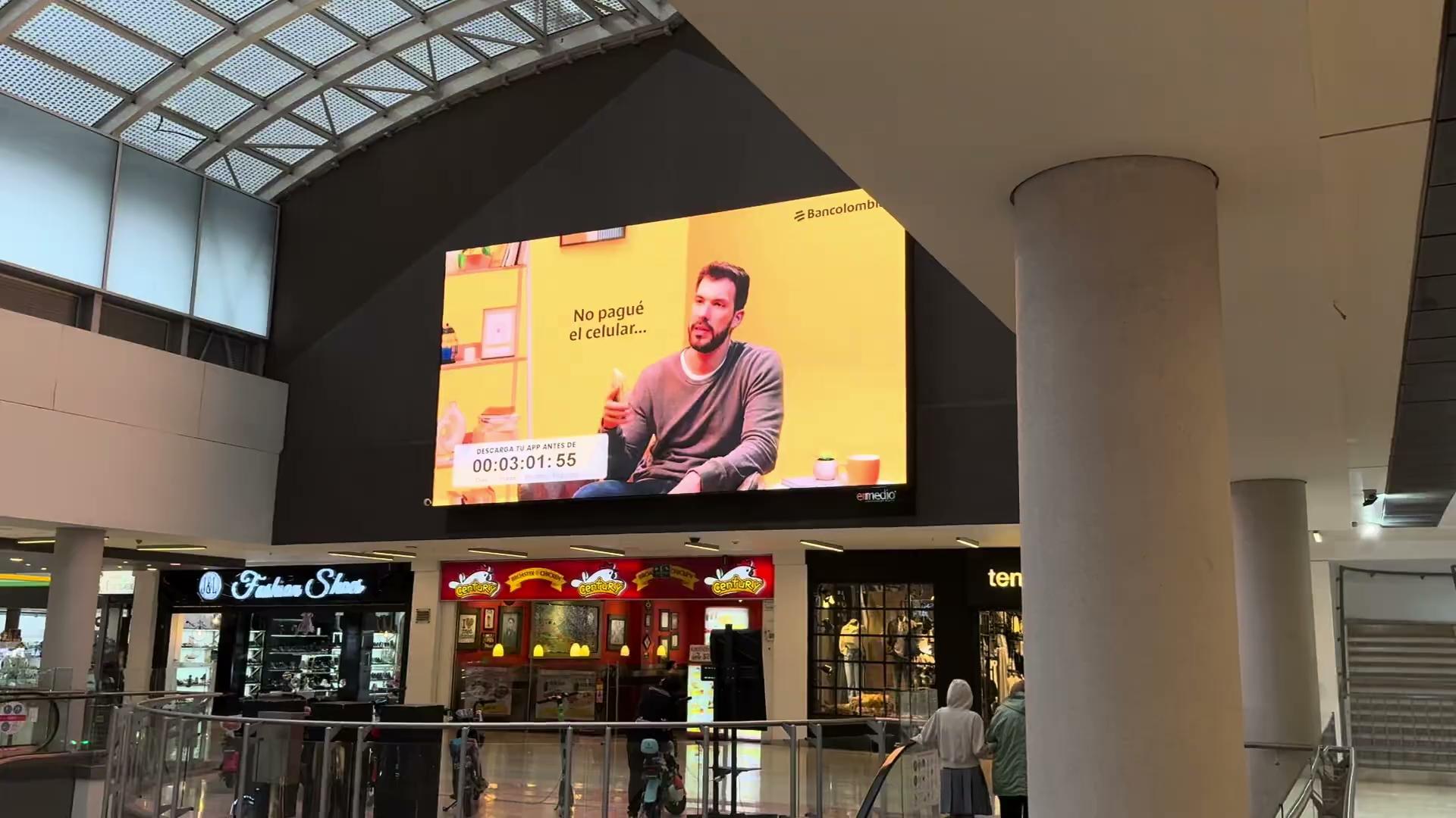 Pantalla LED de Bancolombia en un shopping con cuenta regresiva