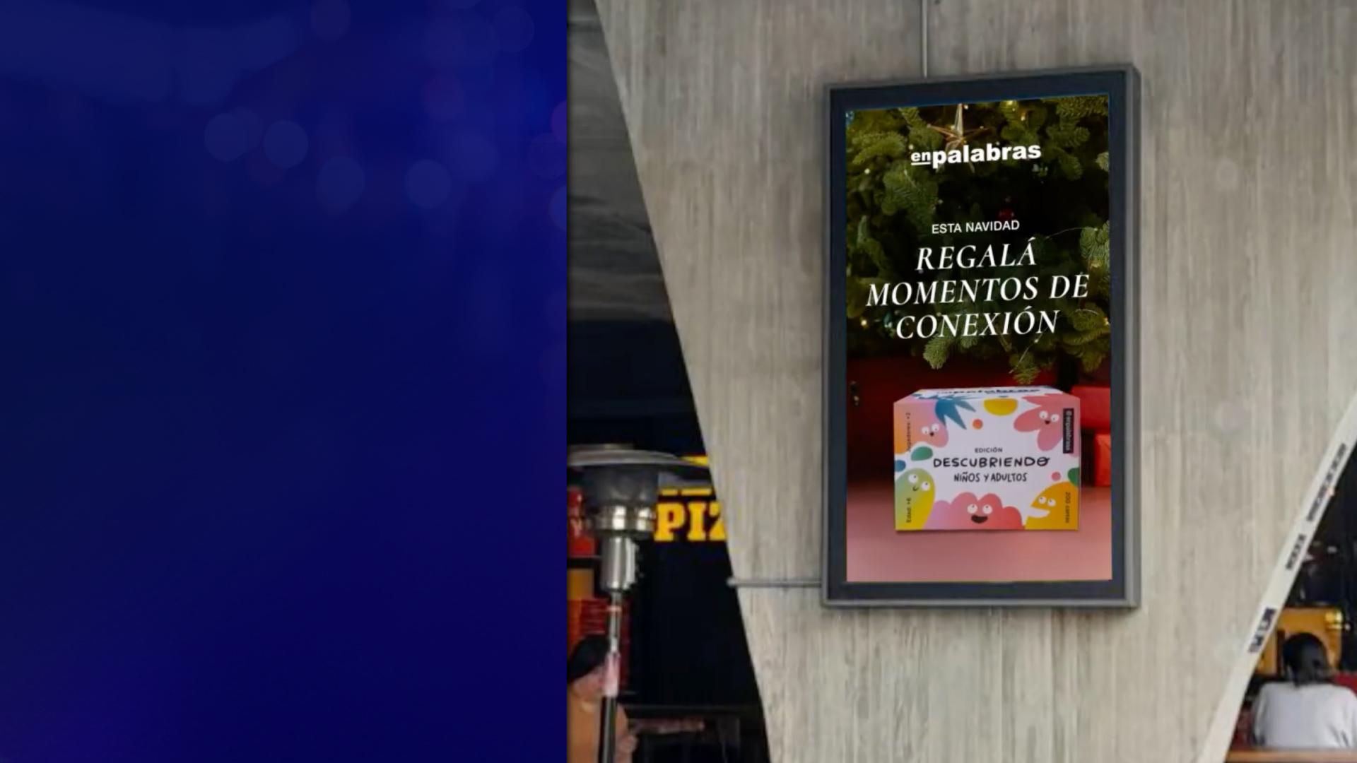 Pantalla vertical de enpalabras en un patio de comidas