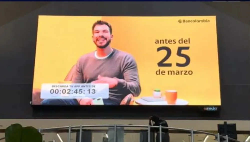 Pantalla en TransMilenio con la cuenta regresiva de Bancolombia